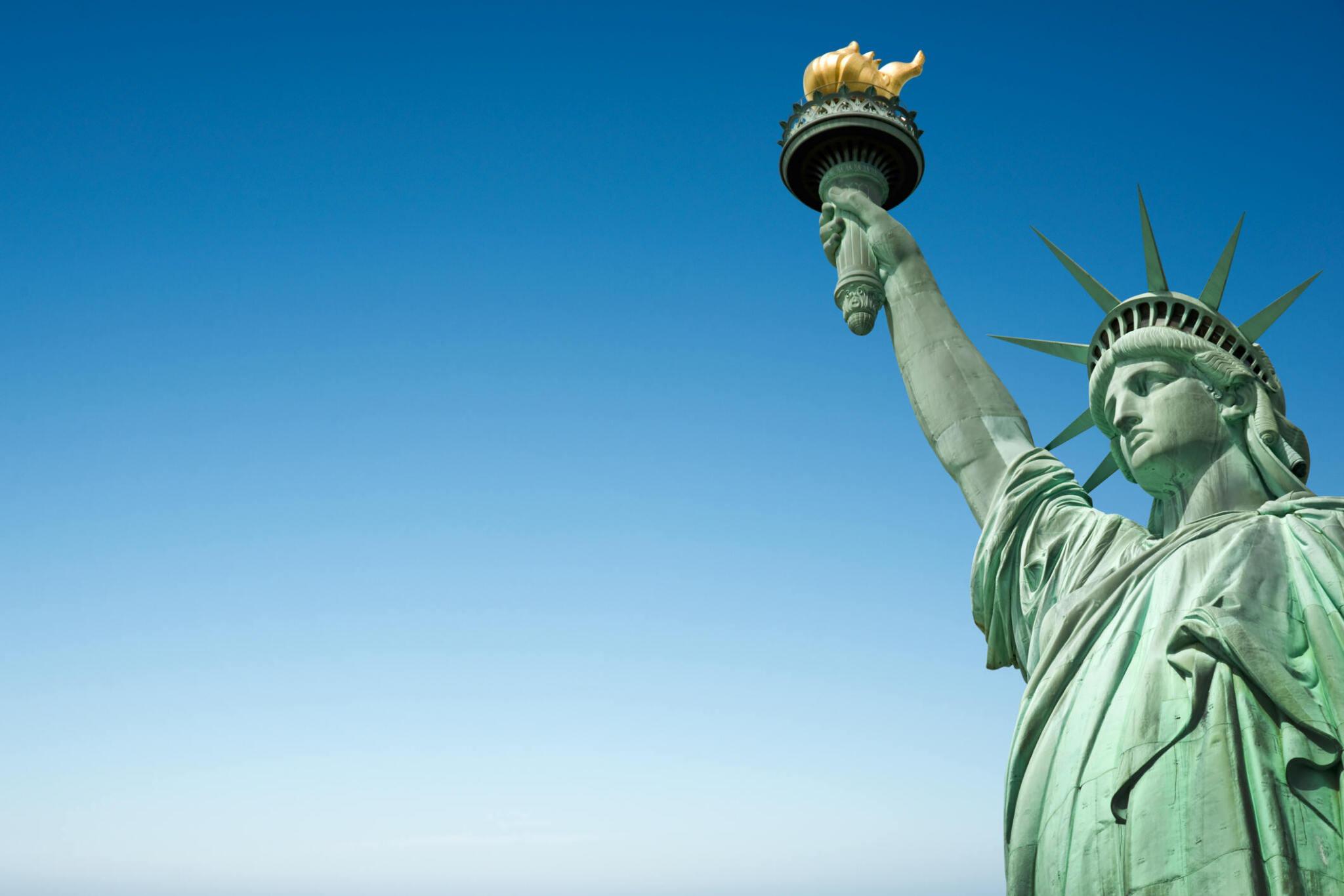 “Marveling at the Miniature: Willard Wigan’s Intricate Statue of Liberty Carved in Wax”