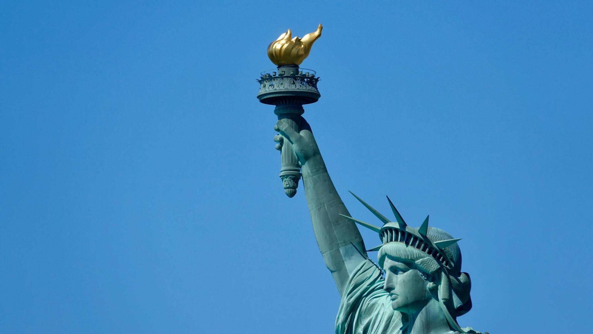 “Unveiling the Unthinkable: The Mystery Behind the ‘Statue of Liberty Falls'”